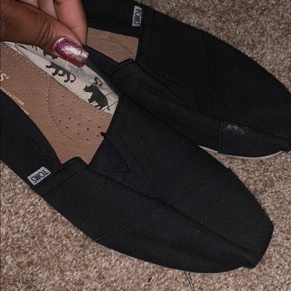 Women’s black Toms